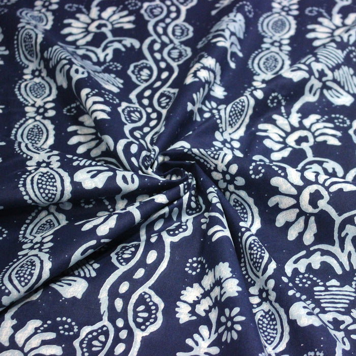 Tissu coton fin imprimé INDIENNES, bleu aux fleurs, frises et motifs géométriques bleu ciel et blancs - TissusPapi.com