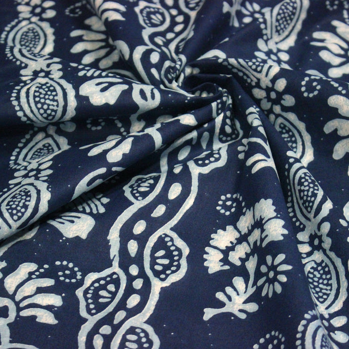 Tissu coton fin imprimé INDIENNES, bleu aux fleurs, frises et motifs géométriques bleu ciel et blancs - TissusPapi.com