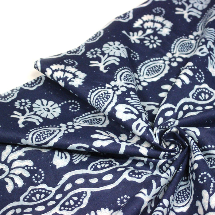 Tissu coton fin imprimé INDIENNES, bleu aux fleurs, frises et motifs géométriques bleu ciel et blancs - TissusPapi.com
