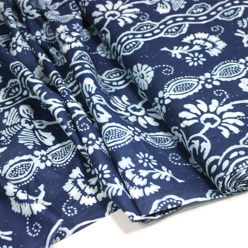 Tissu coton fin imprimé INDIENNES, bleu aux fleurs, frises et motifs géométriques bleu ciel et blancs - TissusPapi.com
