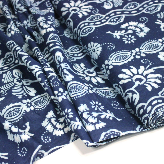 Tissu coton fin imprimé INDIENNES, bleu aux fleurs, frises et motifs géométriques bleu ciel et blancs - TissusPapi.com
