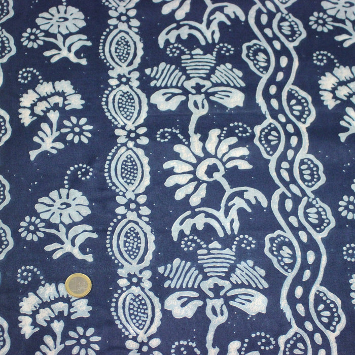 Tissu coton fin imprimé INDIENNES, bleu aux fleurs, frises et motifs géométriques bleu ciel et blancs - TissusPapi.com