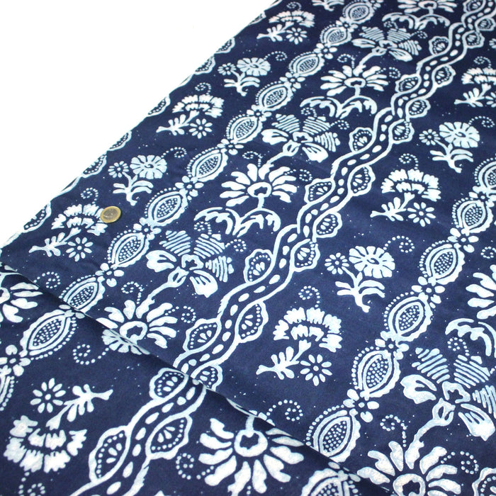 Tissu coton fin imprimé INDIENNES, bleu aux fleurs, frises et motifs géométriques bleu ciel et blancs - TissusPapi.com