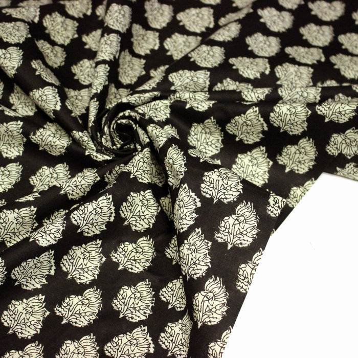 Tissu coton fin imprimé INDIENNES, noir aux fleurs tradtionnelles écrues - TissusPapi.com