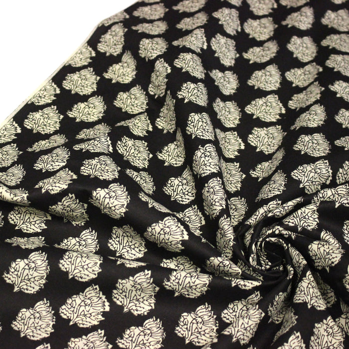 Tissu coton fin imprimé INDIENNES, noir aux fleurs tradtionnelles écrues - TissusPapi.com