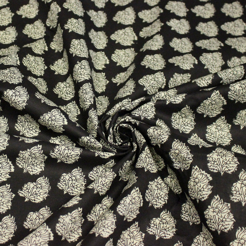 Tissu coton fin imprimé INDIENNES, noir aux fleurs tradtionnelles écrues - TissusPapi.com
