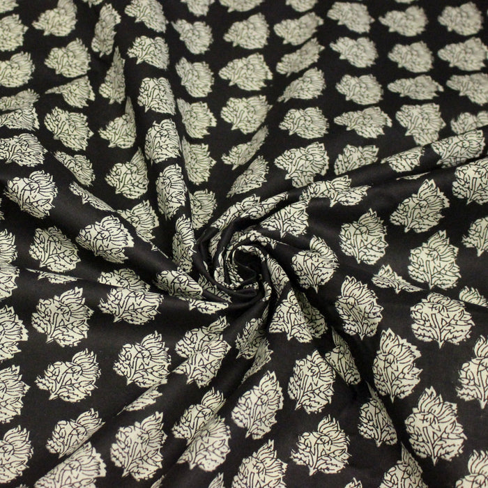 Tissu coton fin imprimé INDIENNES, noir aux fleurs tradtionnelles écrues - TissusPapi.com