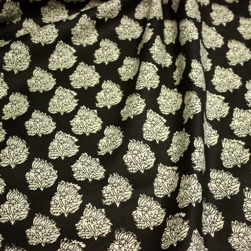 Tissu coton fin imprimé INDIENNES, noir aux fleurs tradtionnelles écrues - TissusPapi.com