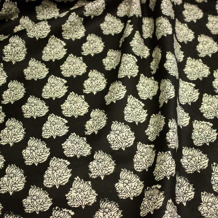 Tissu coton fin imprimé INDIENNES, noir aux fleurs tradtionnelles écrues - TissusPapi.com