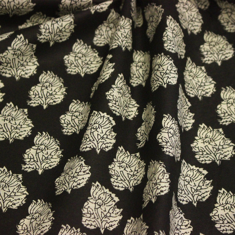 Tissu coton fin imprimé INDIENNES, noir aux fleurs tradtionnelles écrues - TissusPapi.com
