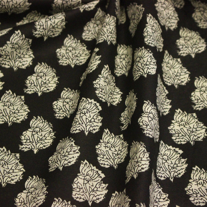 Tissu coton fin imprimé INDIENNES, noir aux fleurs tradtionnelles écrues - TissusPapi.com