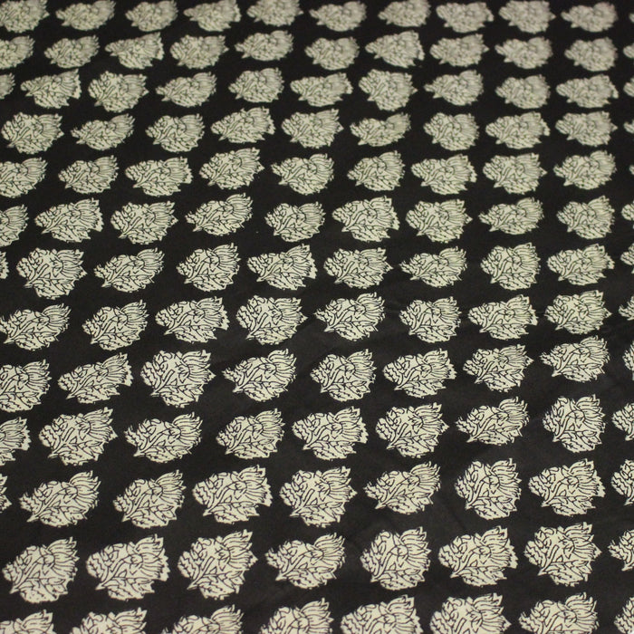 Tissu coton fin imprimé INDIENNES, noir aux fleurs tradtionnelles écrues - TissusPapi.com