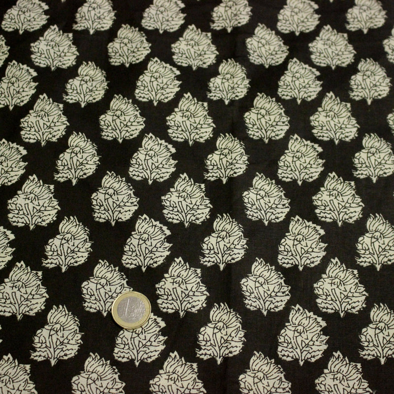 Tissu coton fin imprimé INDIENNES, noir aux fleurs tradtionnelles écrues - TissusPapi.com