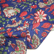 Tissu coton fin imprimé INDIENNES, bleu roi aux fleurs traditionnelles rouge magenta, vertes et écrues - TissusPapi.com