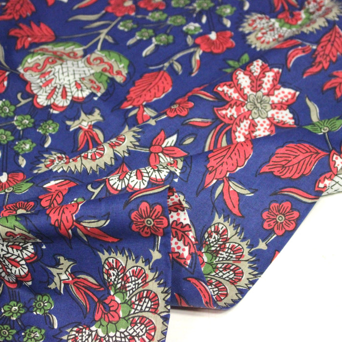 Tissu coton fin imprimé INDIENNES, bleu roi aux fleurs traditionnelles rouge magenta, vertes et écrues - TissusPapi.com
