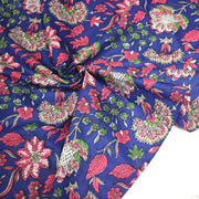Tissu coton fin imprimé INDIENNES, bleu roi aux fleurs traditionnelles roses, vertes et écrues - TissusPapi.com