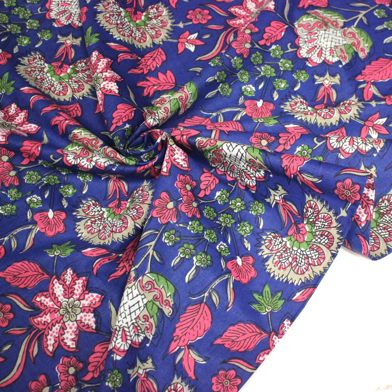 Tissu coton fin imprimé INDIENNES, bleu roi aux fleurs traditionnelles roses, vertes et écrues - TissusPapi.com