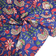 Tissu coton fin imprimé INDIENNES, bleu roi aux fleurs traditionnelles rouge magenta, vertes et écrues - TissusPapi.com