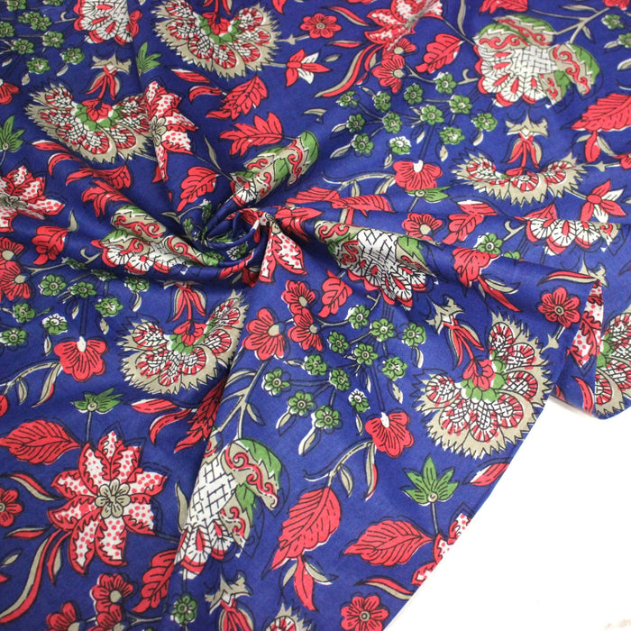 Tissu coton fin imprimé INDIENNES, bleu roi aux fleurs traditionnelles rouge magenta, vertes et écrues - TissusPapi.com