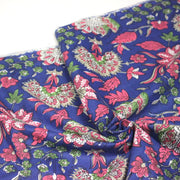 Tissu coton fin imprimé INDIENNES, bleu roi aux fleurs traditionnelles roses, vertes et écrues - TissusPapi.com
