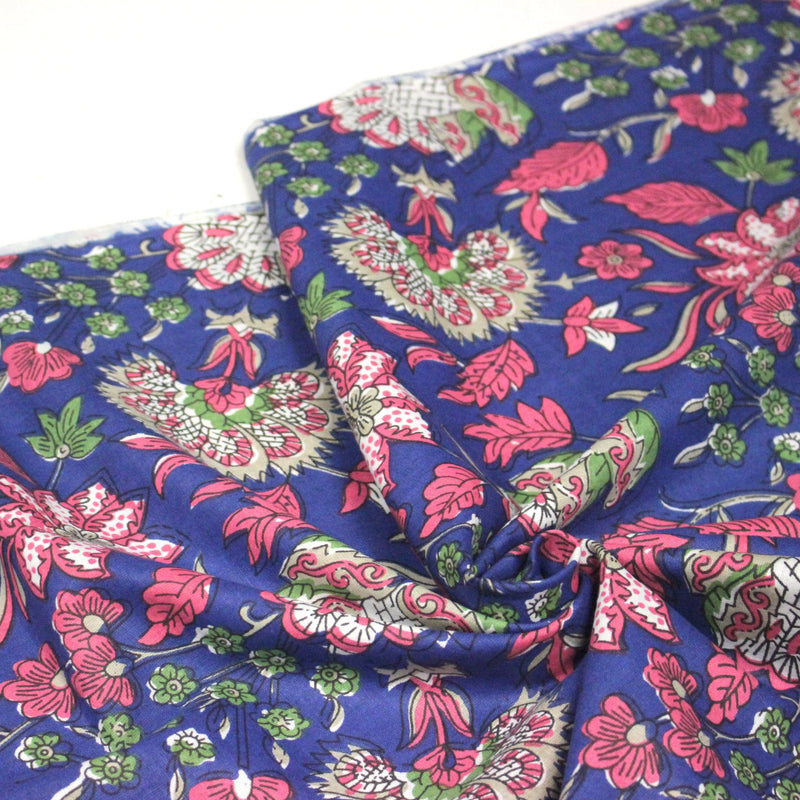 Tissu coton fin imprimé INDIENNES, bleu roi aux fleurs traditionnelles roses, vertes et écrues - TissusPapi.com