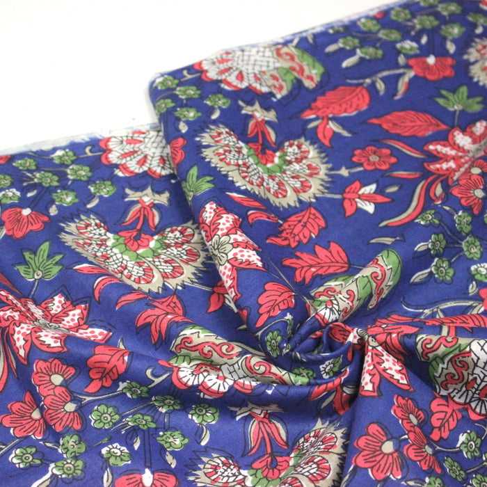 Tissu coton fin imprimé INDIENNES, bleu roi aux fleurs traditionnelles rouge magenta, vertes et écrues - TissusPapi.com