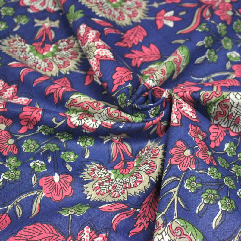 Tissu coton fin imprimé INDIENNES, bleu roi aux fleurs traditionnelles roses, vertes et écrues - TissusPapi.com