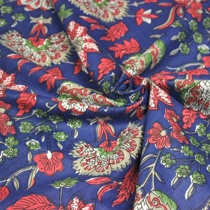 Tissu coton fin imprimé INDIENNES, bleu roi aux fleurs traditionnelles rouge magenta, vertes et écrues - TissusPapi.com