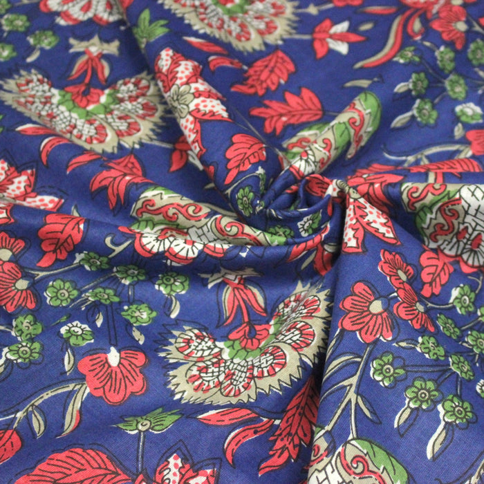 Tissu coton fin imprimé INDIENNES, bleu roi aux fleurs traditionnelles rouge magenta, vertes et écrues - TissusPapi.com