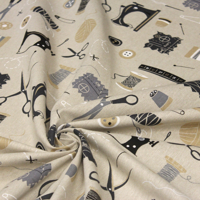 Tissu de coton demi-natté façon lin LA COUTURE, aux illustrations noir & blanc de matériel de couture, machine à coudre