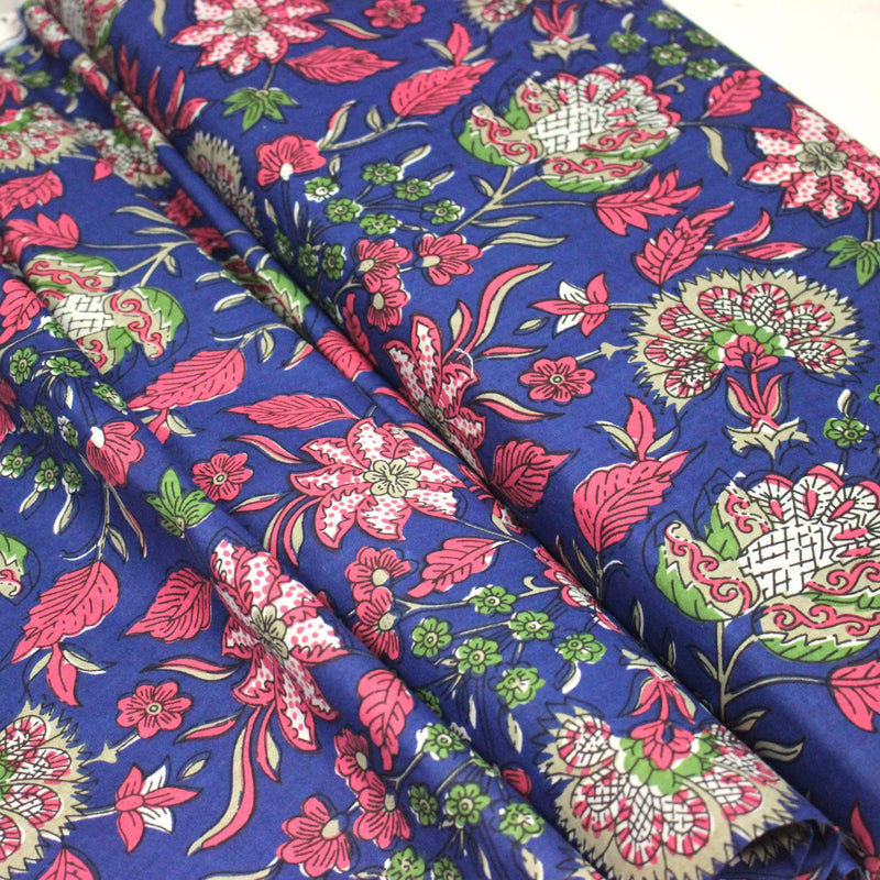Tissu coton fin imprimé INDIENNES, bleu roi aux fleurs traditionnelles roses, vertes et écrues - TissusPapi.com