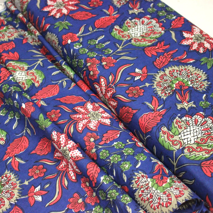 Tissu coton fin imprimé INDIENNES, bleu roi aux fleurs traditionnelles rouge magenta, vertes et écrues - TissusPapi.com