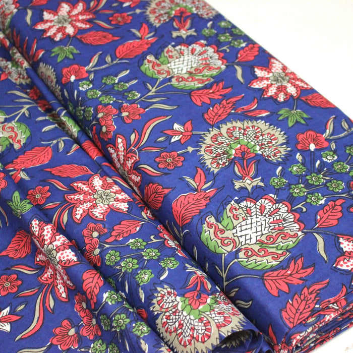 Tissu coton fin imprimé INDIENNES, bleu roi aux fleurs traditionnelles rouge magenta, vertes et écrues - TissusPapi.com