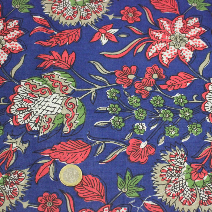 Tissu coton fin imprimé INDIENNES, bleu roi aux fleurs traditionnelles rouge magenta, vertes et écrues - TissusPapi.com