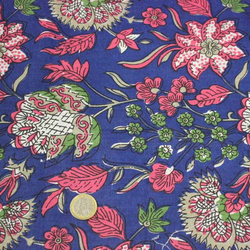 Tissu coton fin imprimé INDIENNES, bleu roi aux fleurs traditionnelles roses, vertes et écrues - TissusPapi.com