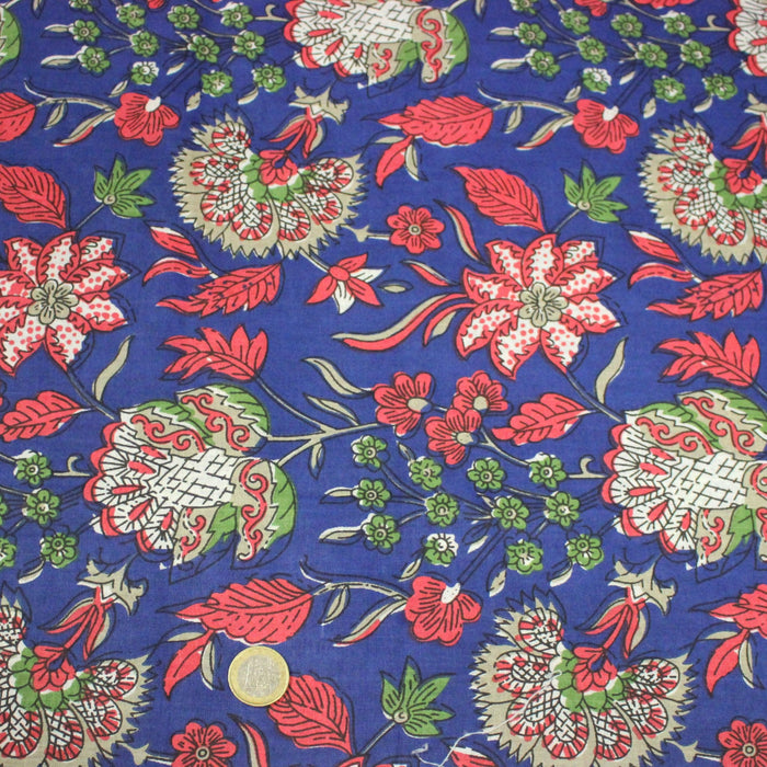 Tissu coton fin imprimé INDIENNES, bleu roi aux fleurs traditionnelles rouge magenta, vertes et écrues - TissusPapi.com