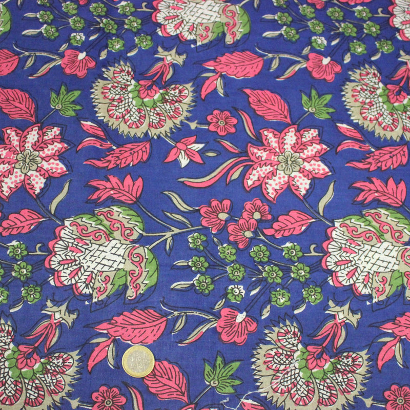Tissu coton fin imprimé INDIENNES, bleu roi aux fleurs traditionnelles roses, vertes et écrues - TissusPapi.com