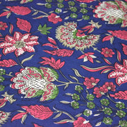 Tissu coton fin imprimé INDIENNES, bleu roi aux fleurs traditionnelles roses, vertes et écrues - TissusPapi.com