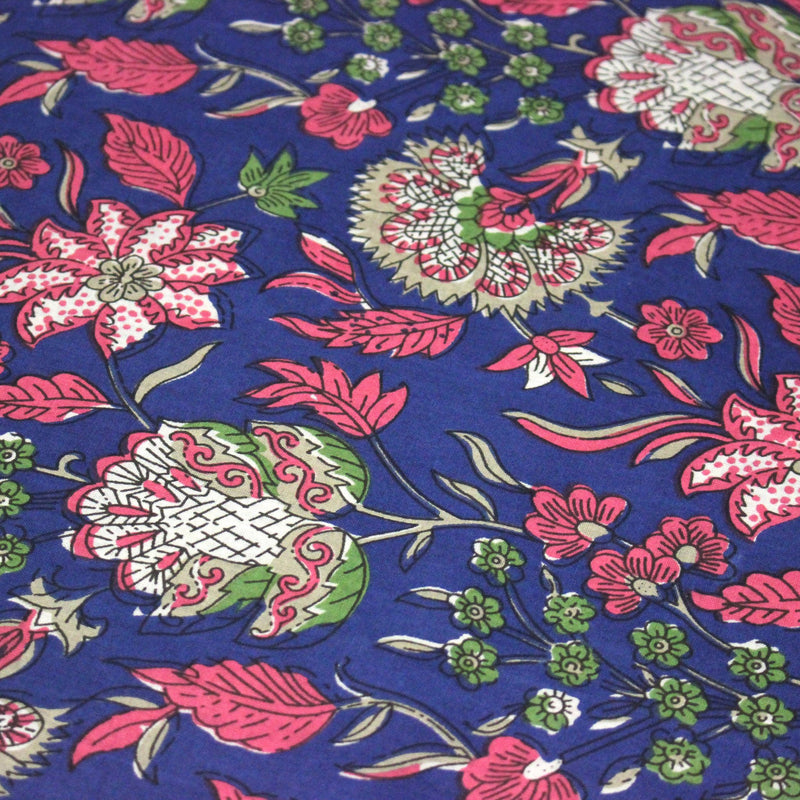 Tissu coton fin imprimé INDIENNES, bleu roi aux fleurs traditionnelles roses, vertes et écrues - TissusPapi.com
