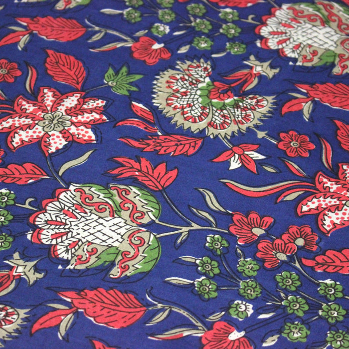Tissu coton fin imprimé INDIENNES, bleu roi aux fleurs traditionnelles rouge magenta, vertes et écrues - TissusPapi.com