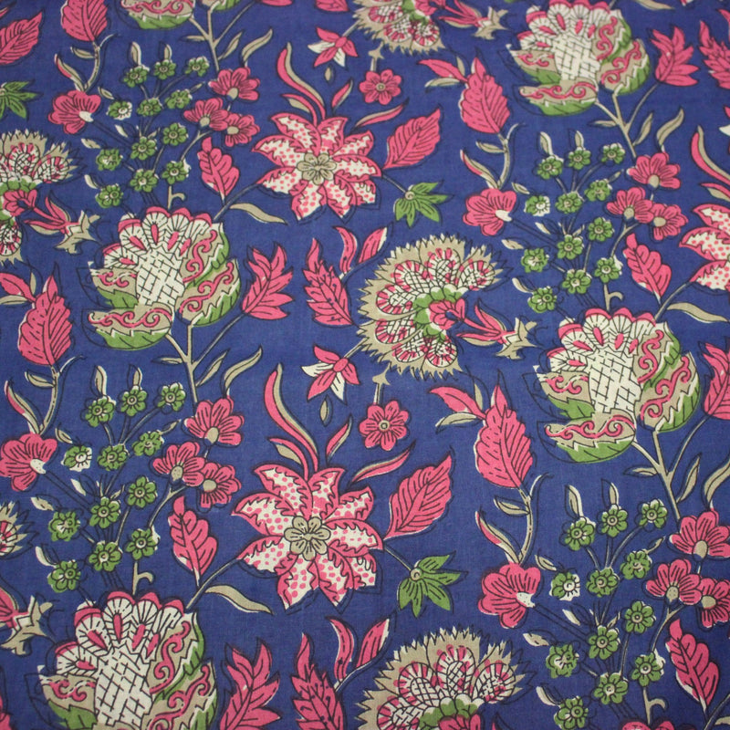 Tissu coton fin imprimé INDIENNES, bleu roi aux fleurs traditionnelles roses, vertes et écrues - TissusPapi.com
