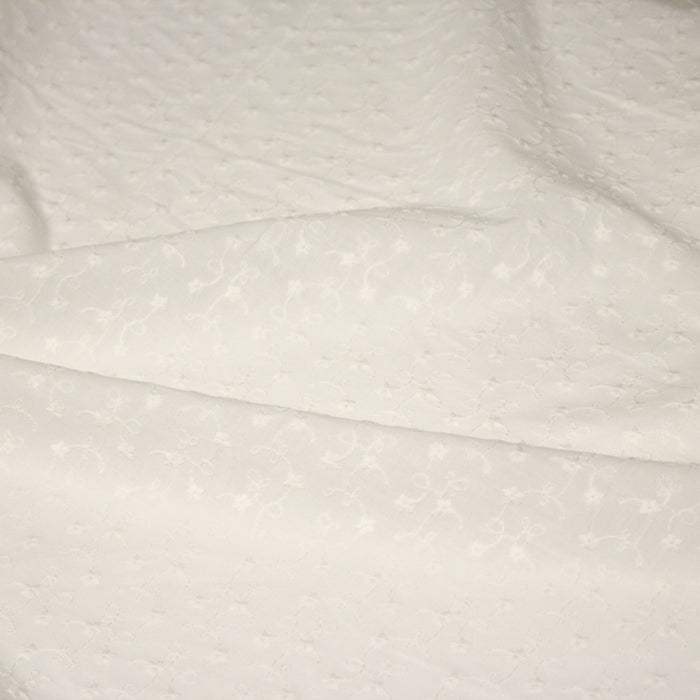 Tissu broderie anglaise fleurie 100% coton écru, à double feston