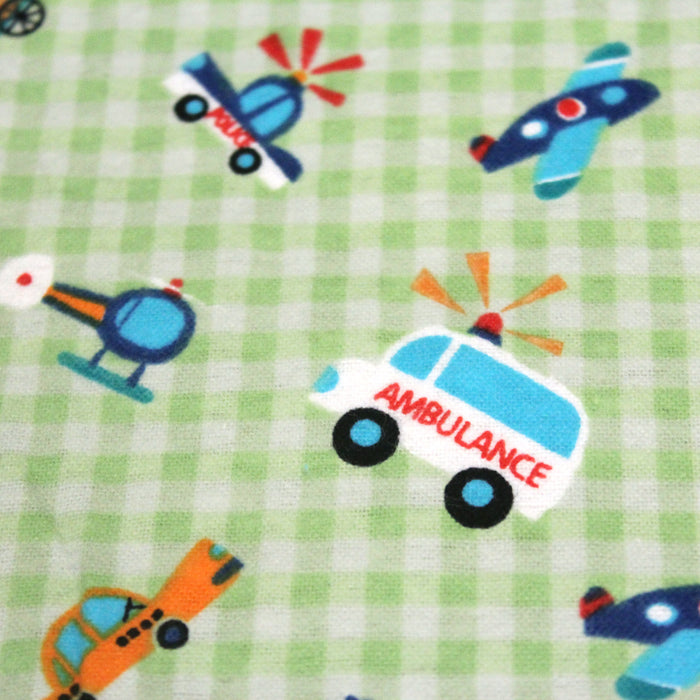 Tissu Finette Pilou Pilou pour enfants, motifs de petites voitures, avions et hélicos, fond vichy vert et blanc