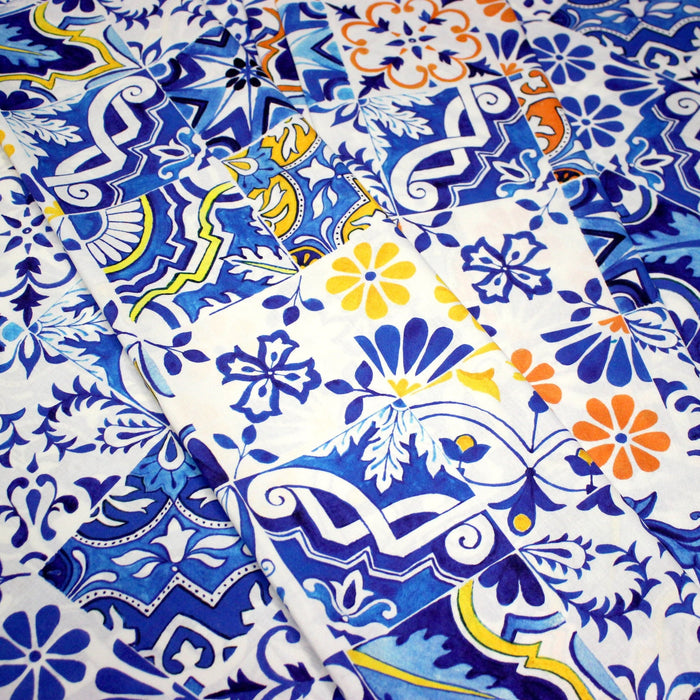 Tissu cotonnade AZULEJOS aux carreaux de faïence : bleu roi / bleu jaune / bleu orange - TissusPapi.com