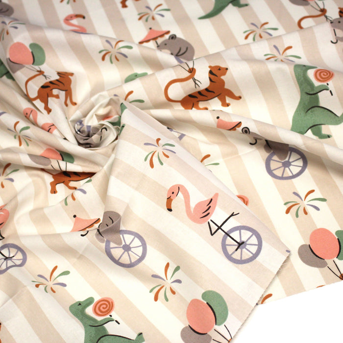Tissu cotonnade enfant rayé sable blanc aux dinos, tigres et flamands rose - STANDARD 100 OEKO-TEX