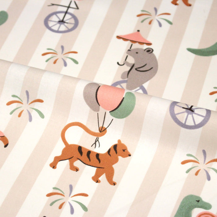 Tissu cotonnade enfant rayé sable blanc aux dinos, tigres et flamands rose - STANDARD 100 OEKO-TEX
