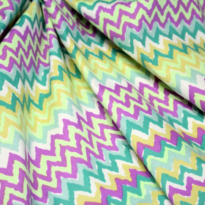 Tissu gabardine coton imprimé motif géométrique ZIG ZAG vert fluo blanc jaune mauve