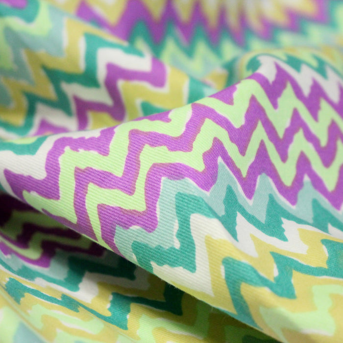 Tissu gabardine coton imprimé motif géométrique ZIG ZAG vert fluo blanc jaune mauve