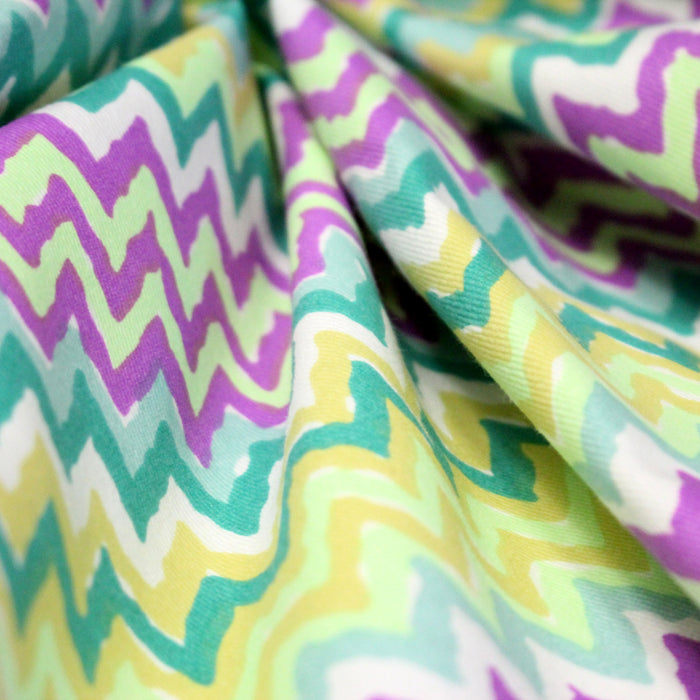 Tissu gabardine coton imprimé motif géométrique ZIG ZAG vert fluo blanc jaune mauve