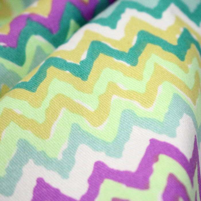 Tissu gabardine coton imprimé motif géométrique ZIG ZAG vert fluo blanc jaune mauve